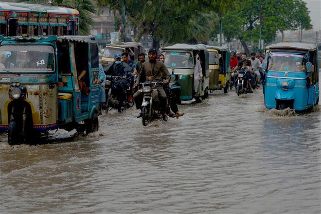 Cảnh ngập lụt trên đường phố tại Karachi, Pakistan, ngày 12/9/2022. (Ảnh: AFP/TTXVN) Trái Đất vẫn sẽ nóng lên bất chấp những nỗ lực trong nhiều năm qua? ảnh 2