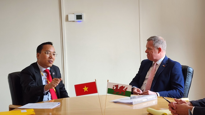 Đại sứ Nguyễn Hoàng Long làm việc với Bộ trưởng Giáo dục và Ngôn ngữ Wales Jeremy Miles. (Ảnh: TTXVN phát) Thúc đẩy hợp tác giáo dục giữa Việt Nam và xứ Wales ảnh 2