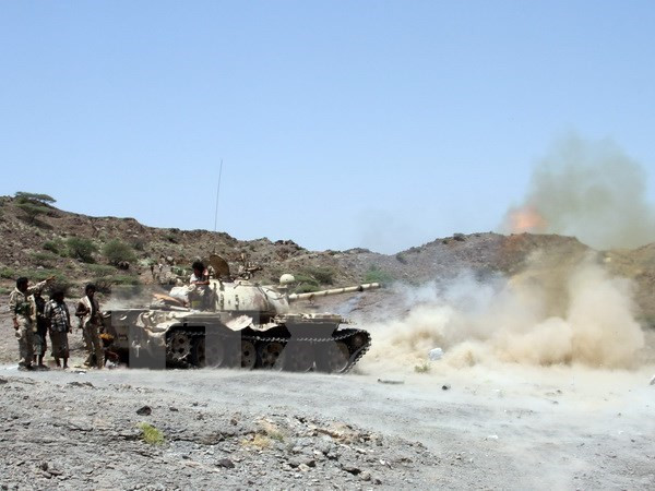 Lực lượng ủng hộ Chính phủ Yemen trong cuộc giao tranh với lực lượng Houthi tại Sharija, khu vực giáp ranh giữa tỉnh Taez và Lahj. (Nguồn: AFP/TTXVN) Yemen: Lực lượng Houthi và đồng minh thành lập chính phủ mới ảnh 1