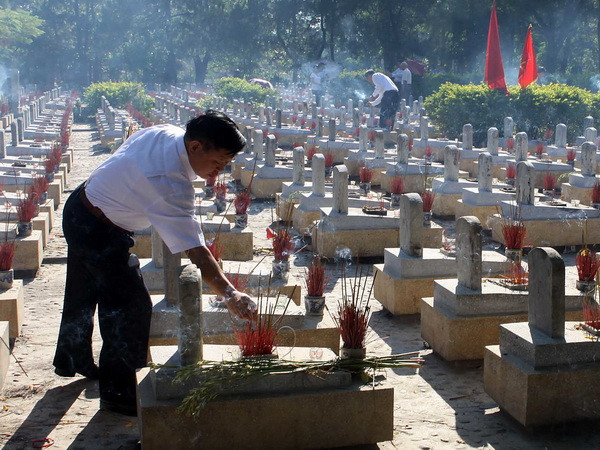 Dâng hương tại Khu lưu niệm Tổng Bí thư Lê Duẩn ảnh 1