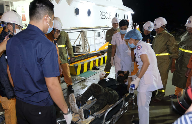 Đưa một thủy thủ tàu nước ngoài bị thương vào điều trị tại Nha Trang ảnh 1