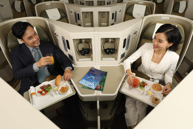 Mua vé phổ thông Vietnam Airlines được nâng hạng thương gia miễn phí ảnh 1