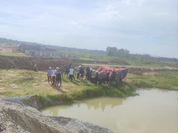 Hiện trường xảy ra vụ đuối nước khiến 3 học sinh tử vong tại thành phố Vĩnh Yên (tỉnh Vĩnh Phúc). (Ảnh: TTXVN phát) Vĩnh Phúc: Ba trẻ em tử vong thương tâm do đuối nước ảnh 1