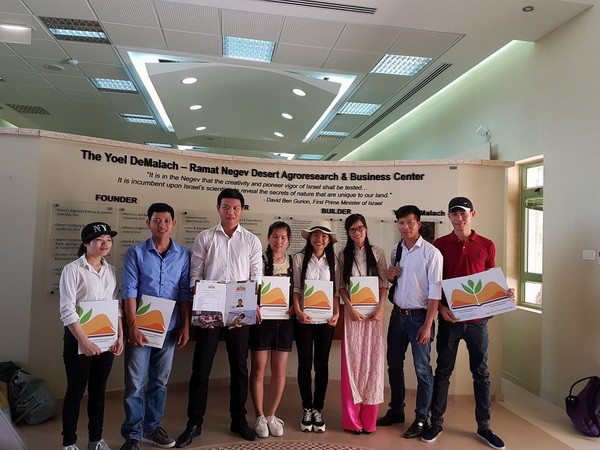 Các sinh viên Việt Nam khóa 2016-2017 tại Trung Tâm Nghiên Cứu Nông Nghiệp Sa Mạc Ramat Negev trong ngày lễ tốt nghiệp. (Ảnh: Việt Thắng/Vietnam+) Nhiều chủ nông trang Israel muốn tuyển dụng sinh viên Việt Nam ảnh 1