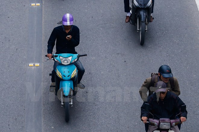 Đề xuất cấm sử dụng điện thoại di động khi đang lái xe ôtô ảnh 1