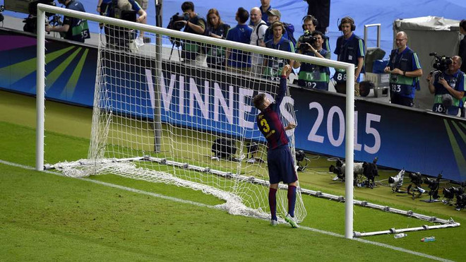 Gerard Pique lại có hành động "khác người" sau trận chung kết ảnh 1