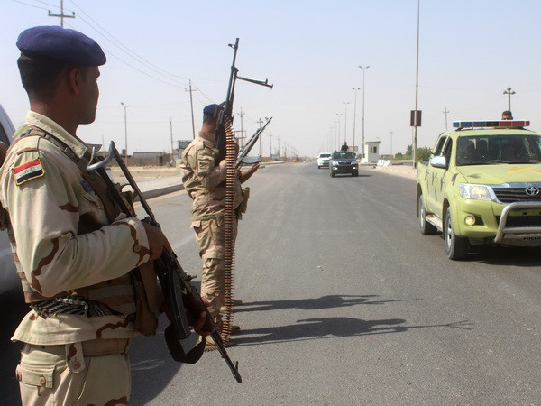 Binh sỹ Iraq tuần tra trên một tuyến đường ở Ramadi, tỉnh Anbar. (Nguồn: AFP/TTXVN) Quân đội Iraq tiêu diệt 25 chiến binh IS tại miền Tây tỉnh Anbar ảnh 1