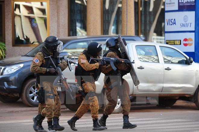 Lực lượng đặc nhiệm Burkina Faso rà soát quanh khu vực bị tấn công khủng bố. (Nguồn: AFP/TTXVN) Burkina Faso bắt đầu ba ngày quốc tang các nhân vụ khủng bố ảnh 1