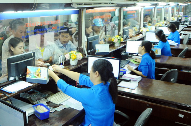 Nhân viên làm thủ tục cho hành khách đặt mua vé tại Ga Hà Nội. (Ảnh: Quang Quyết/TTXVN) Đường sắt Hà Nội bắt đầu bán nhiều vé tàu Tết chặng ngắn ảnh 1
