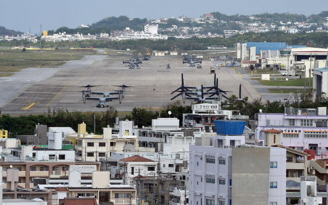 Một căn cứ quân sự của lính thủy quân đánh bộ Mỹ ở Ginowa, tỉnh Okinawa. (Nguồn: AFP/TTXVN) Tòa Tối cao Nhật ủng hộ tái bố trí căn cứ quân sự Mỹ ở Okinawa ảnh 1