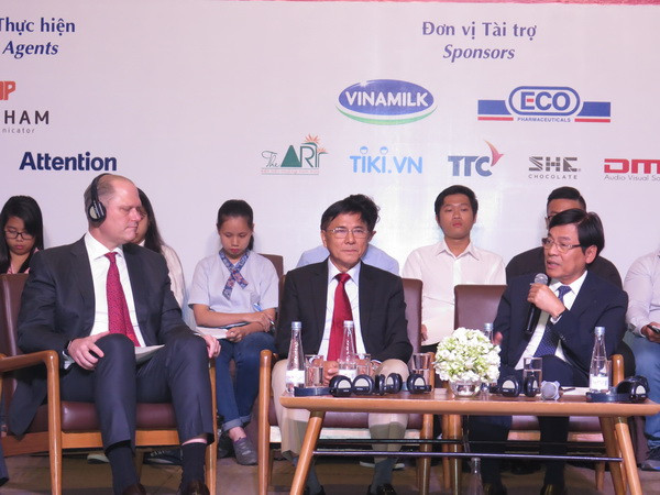 Các diễn giả chủ trì hội thảo“ Tương tác Thương mại Việt- Mỹ sau năm 2016”. (Ảnh: Hoàng Hải/TTXVN) Doanh nghiệp Hoa Kỳ mong muốn mở rộng đầu tư tại Việt Nam ảnh 1