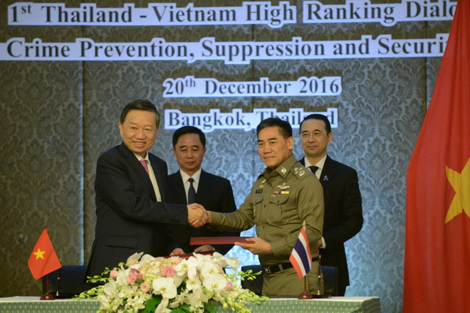 Bộ trưởng Công an Tô Lâm và Tư lệnh Cảnh sát Hoàng gia Thái Lan trao đổi văn kiện hợp tác. (Ảnh: Sơn Nam/TTXVN) Việt Nam-Thái Lan đẩy mạnh hợp tác chống tội phạm xuyên biên giới ảnh 1