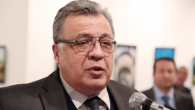 Đại sứ Andrey Karlov trong bức ảnh chụp ngay trước khi bị bắn. (Nguồn: RIA Novosti) Cảnh sát Thổ Nhĩ Kỳ bắt giữ người thân của kẻ tấn công Đại sứ Nga ảnh 1
