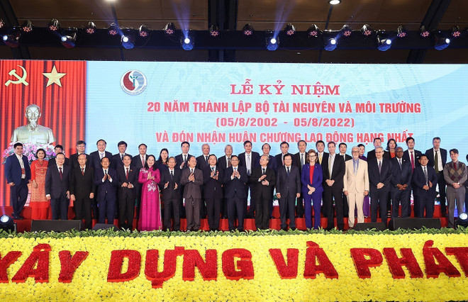 Thủ tướng Phạm Minh Chính với các đại biểu dự Lễ kỷ niệm 20 năm thành lập Bộ Tài nguyên và Môi trường. (Ảnh: Dương Giang/TTXVN) Tổng Bí thư gửi Thư chúc mừng Bộ Tài nguyên và Môi trường ảnh 1