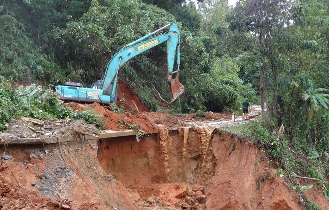 Khắc phục điểm sạt lở tại địa bàn huyện Hướng Hóa, tỉnh Quảng Trị. (Nguồn: TTXVN phát) Kịp thời cung cấp các bộ bản đồ phục vụ dự báo, cảnh báo thiên tai ảnh 1