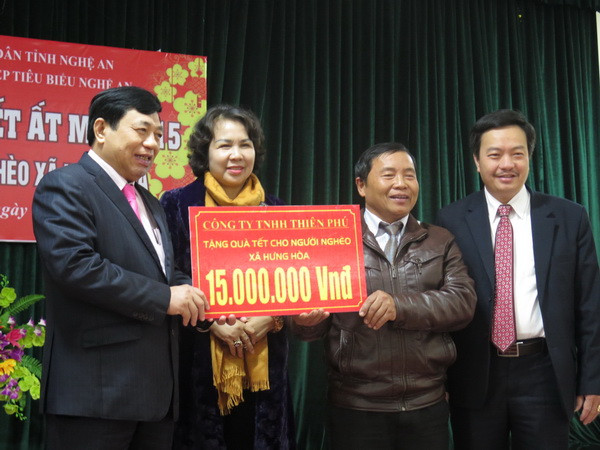 Nghệ An: Tặng quà Mẹ Việt Nam Anh hùng, mẹ liệt sỹ và hộ nghèo ảnh 2