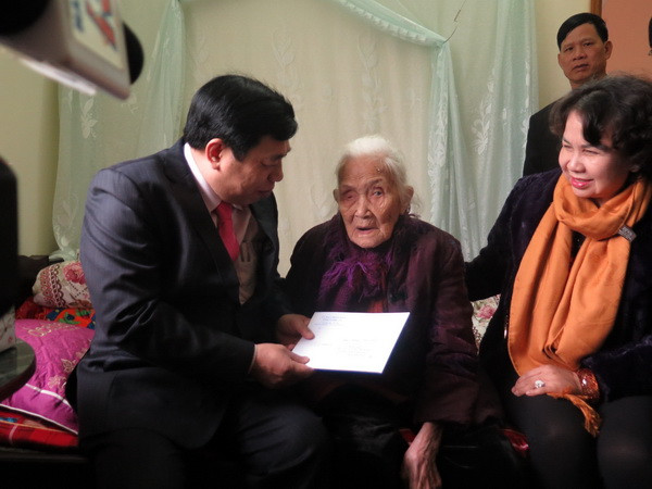 Nghệ An: Tặng quà Mẹ Việt Nam Anh hùng, mẹ liệt sỹ và hộ nghèo ảnh 1