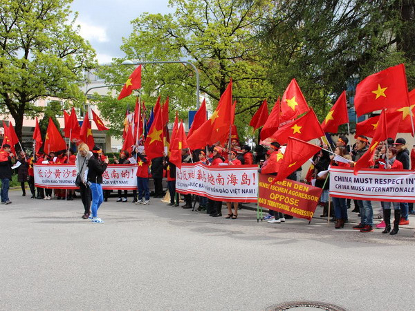 Biểu tình ở Munich phản đối hành động của Trung Quốc ở Biển Đông ảnh 1