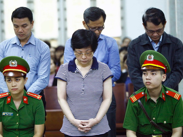 Bị cáo Châu Thị Thu Nga nghe tuyên án. (Ảnh: An Đăng/TTXVN) Vụ Châu Thị Thu Nga và các đồng phạm: Tiếp tục kê biên tài sản ảnh 1