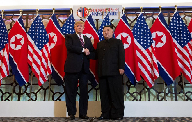 Tổng thống Mỹ Donald Trump bắt tay nhà lãnh đạo Triều Tiên Kim Jong-un tại cuộc gặp thượng đỉnh ở Hà Nôi ngày 27/2/2019. (Nguồn: AFP) Tổng thống Mỹ không thể cùng giải quyết vấn đề Triều Tiên, Trung Quốc ảnh 1