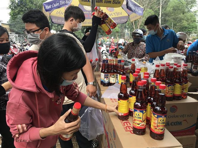 Công nhân có hoàn cảnh khó khăn Khu công nghiệp Lê Minh Xuân mua sắm tại phiên chợ nghĩa tình. (Ảnh: Thanh Vũ/TTXVN) Công đoàn TP.HCM: Điểm tựa của doanh nghiệp và người lao động ảnh 1