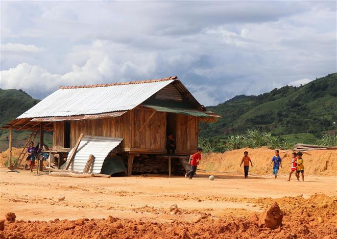 Quảng Ngãi: Đưa dân vùng sạt lở vào khu tái định cư trước mùa mưa bão ảnh 1