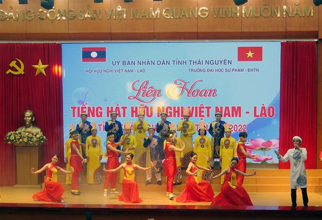 Biểu diễn văn nghệ tại Liên hoan Tiếng hát hữu nghị Việt Nam-Lào lần thứ IV. (Ảnh: Quân Trang/TTXVN) Liên hoan tiếng hát hữu nghị Việt Nam-Lào lần thứ IV tại Thái Nguyên ảnh 1