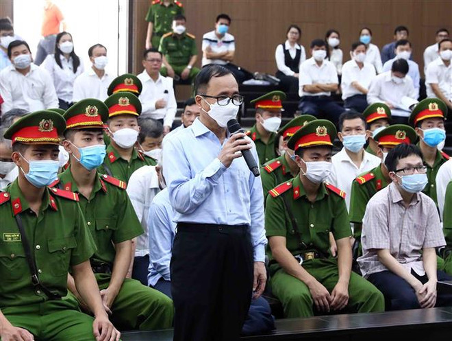 Bị cáo Trần Văn Nam (tên gọi khác là Trần Quốc Tuấn, sinh năm 1963, cựu Bí thư Tỉnh ủy Bình Dương, cựu Phó Chủ tịch UBND tỉnh Bình Dương) khai báo trước Tòa. (Ảnh: Phạm Kiên/TTXVN) Cựu Bí thư Bình Dương khai không chủ trương “hợp thức hóa sai phạm” ảnh 1