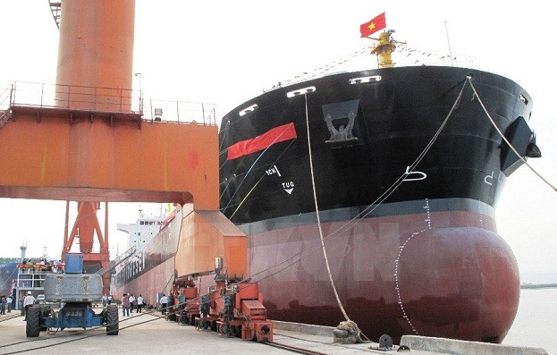 Công ty Đóng tàu Hạ Long bàn giao một tàu hàng đã đóng xong. (Ảnh: Văn Đức/TTXVN) "Ngập" trong nợ nần, ngành đóng tàu khó mơ ra sân chơi quốc tế ảnh 1