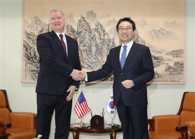 Trưởng đoàn đàm phán hạt nhân Hàn Quốc Lee Do-hoon (phải) và người đồng cấp Mỹ Stephen Biegun (trái) tại cuộc gặp ở Seoul ngày 16/12/2019. (Ảnh: Yonhap/TTXVN) Hàn, Mỹ tái khẳng định mục tiêu phi hạt nhân hóa Bán đảo Triều Tiên ảnh 1