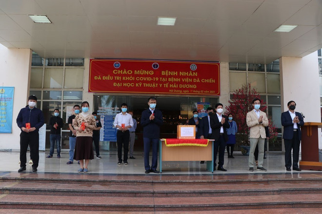 Giáo sư-Tiến sỹ Nguyễn Quang Tuấn, Giám đốc Bệnh viện Bạch Mai(thứ hai bên phải sang) tặng quà và chúc Tết đội ngũ các y bác sỹ đang điều trị bệnh nhân COVID-19 tại Bệnh viện dã chiến số 2. (Ảnh: Mạnh Minh/TTXVN) Hải Dương: 27 bệnh nhân COVID-19 đã được ra viện ngày giáp Tết ảnh 1