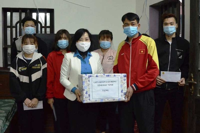 Chủ tịch Liên đoàn Lao động tỉnh Bắc Ninh Nguyễn Thị Vân Hà trao quà Tết cho công nhân lao động và chủ nhà trọ ở thôn Giang Liễu, xã Phương Liễu (Quế Võ). (Nguồn: Báo Bắc Ninh) Chăm lo Tết cho người dân và công nhân lao động bị ảnh hưởng COVID-19 ảnh 1