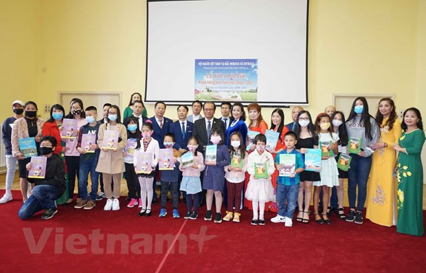 Dạy tiếng Việt cho kiều bào - Gìn giữ, phát huy bản sắc của dân tộc ảnh 1