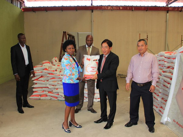 Quang cảnh lễ trao tặng gạo. (Nguồn: Đại sứ quán Việt Nam tại Angola) Người Việt tại Benguela tặng 25 tấn gạo cho người dân Angola ảnh 1