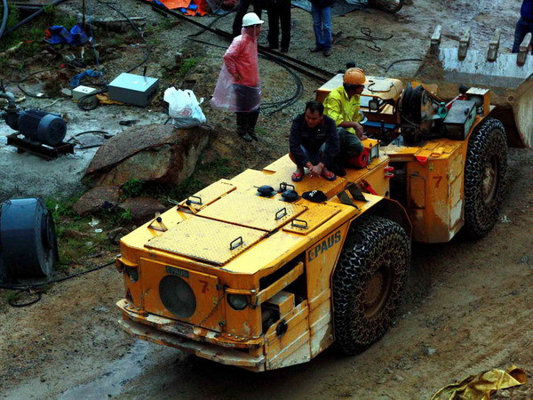 Khẩn trương cứu hộ công nhân bị mắc kẹt vụ sập hầm thủy điện ảnh 1