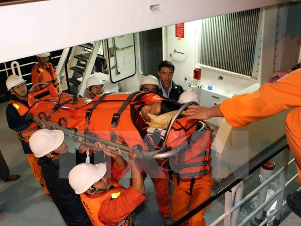 Cứu nạn thành công 2 thuyền viên bị nạn ở cửa biển Sóc Trăng ảnh 1