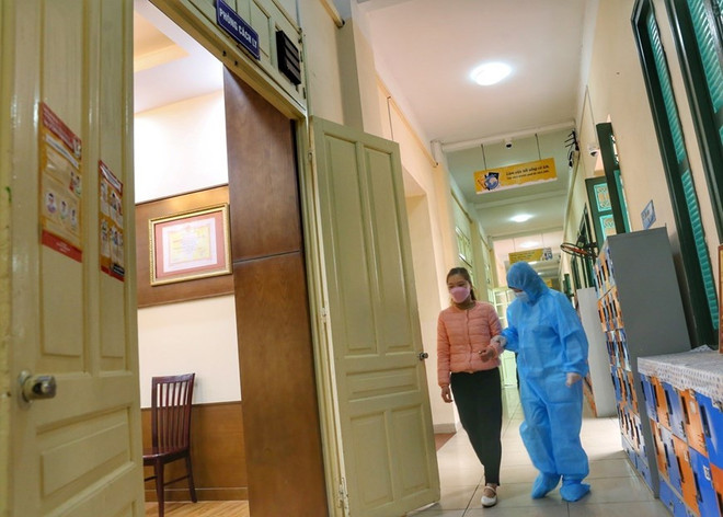 Đưa học sinh có thân nhiệt cao vào phòng cách ly. (Ảnh: Tuấn Đức/TTXVN) Hướng dẫn mới nhất của Bộ Y tế về xử trí ca COVID-19 trong trường học ảnh 1
