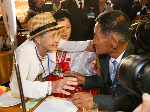 Kết thúc đợt 1 cuộc đoàn tụ liên Triều đầy cảm động sau 70 năm ảnh 1