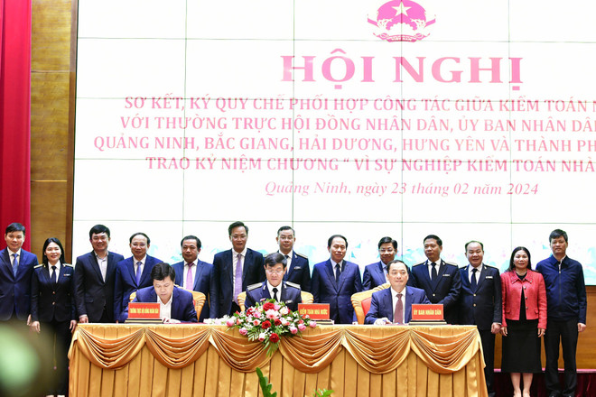 Lễ ký kết Quy chế phối hợp giữa Kiểm toán Nhà nước với Thường trực Hội đồng Nhân dân, Ủy ban Nhân dân 5 tỉnh, thành phố. (Ảnh: Vietnam+) z5186354109724_ce74fa84448e5269fee64751cc41cb8c.jpg