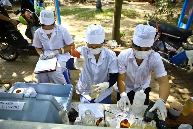 Hà Nội tổng kiểm tra các hồ nước sau vụ cá chết ở Hồ Tây ảnh 1