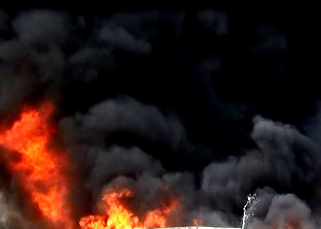 Thanh Hóa: Hỏa hoạn dữ dội suýt lan sang nhà kho chứa hóa chất ảnh 1