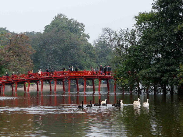 Cần thận trọng hơn trong "ứng xử" với di sản hồ Hoàn Kiếm ảnh 1