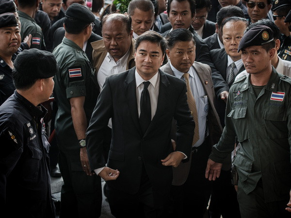 Thái Lan: Phe Áo Đỏ đòi khởi kiện lại cựu Thủ tướng Abhisit ảnh 1