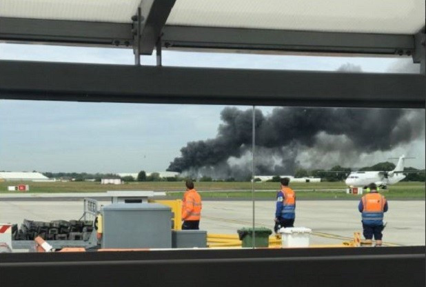 Anh: Nổ lớn gây hỏa hoạn ở sân bay London Southend Airport ảnh 1