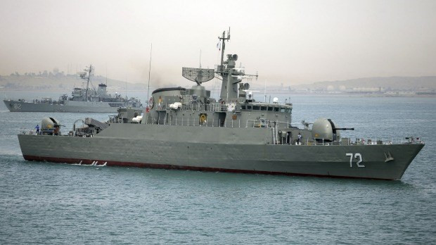Một tàu chiến của Iran. (Nguồn: AP) Tàu chiến Iran chĩa vũ khí vào máy bay Mỹ ở Eo biển Homuz ảnh 1