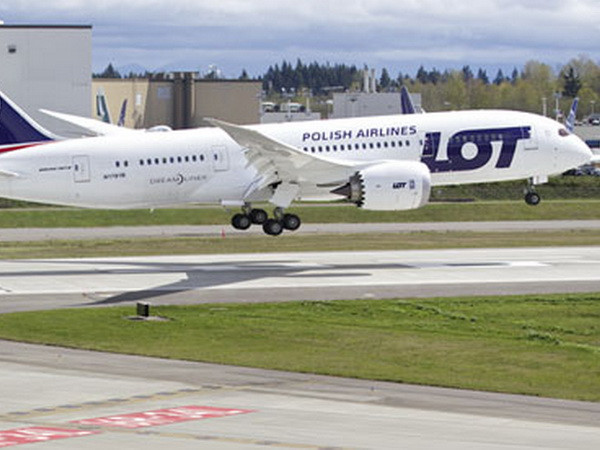 Máy bay chở khách của Ba Lan hạ cánh khẩn cấp xuống Scotland ảnh 1