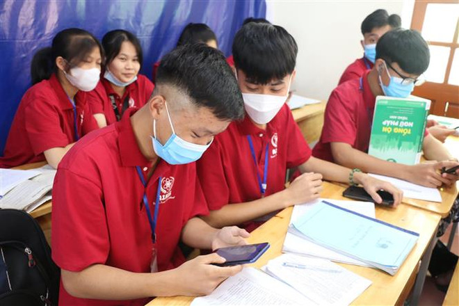 Hướng dẫn đăng ký dự thi cho học sinh tại trường THPT Nguyễn Trường Tộ, huyện Hưng Nguyên, Nghệ An. (Ảnh: Bích Huệ/TTXVN) Hơn 1 triệu thí sinh đăng ký dự thi tốt nghiệp THPT năm 2022 ảnh 1