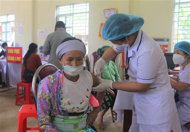 Tiêm mũi 3 vaccine phòng COVID-19 cho đồng bào dân tộc thiểu số ở xã Thượng Thôn, huyện Hà Quảng, tỉnh Cao Bằng. (Ảnh: Chu Hiệu/TTXVN) Ngày 13/5: Ghi nhận 2.227 ca nhiễm mới COVID-19, không có ca tử vong ảnh 1