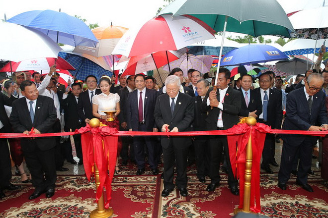 Tổng Bí thư dự lễ khánh thành Đài Hữu nghị Việt Nam-Campuchia ảnh 1