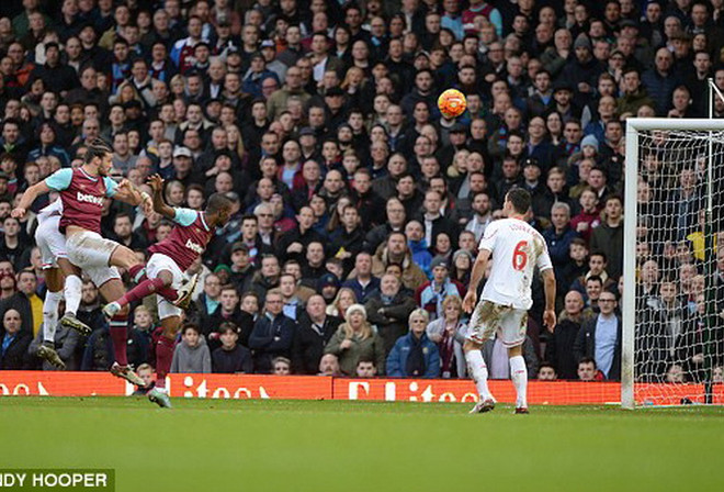 Andy Carroll lập công khiến Liverpool thất bại ngay đầu năm ảnh 1